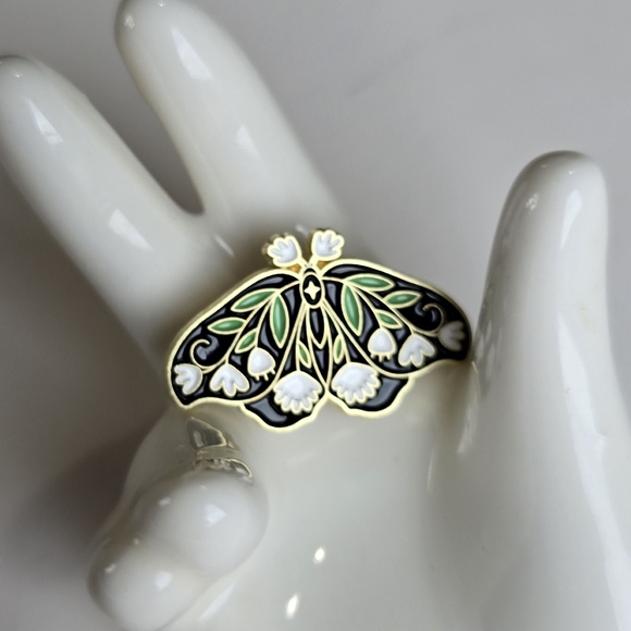 🌿 Flower Moth Pin - Picture 5 of 7